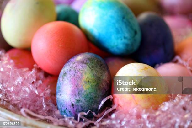 Coloridos Huevos De Pascua Pintados En Una Canastilla Ubicado Foto de stock y más banco de imágenes de Celebración - Acontecimiento