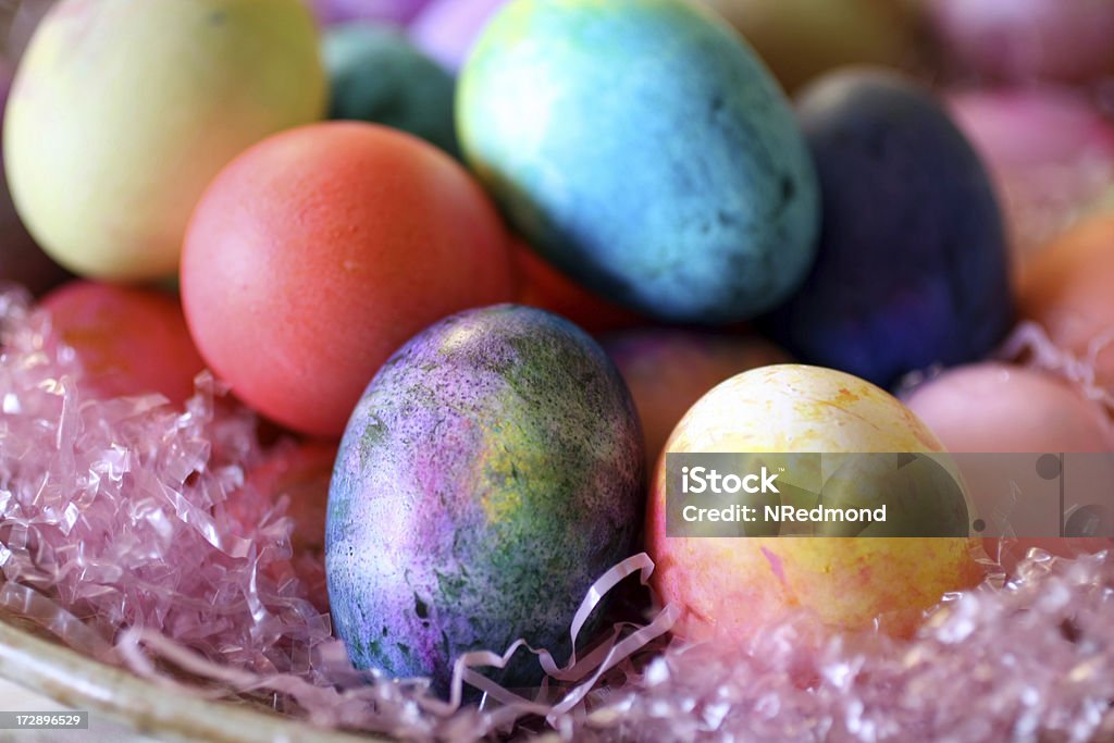 カラフルなペイントのイースター卵に囲まれたバスケット - イースターのロイヤリティフリーストックフォト