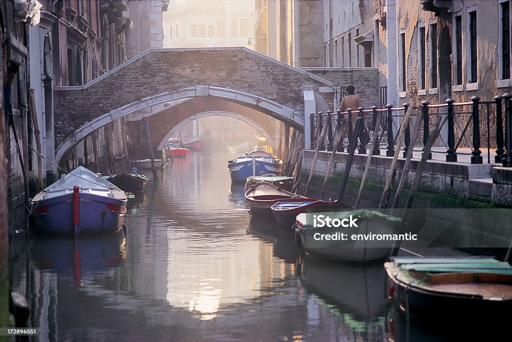 Холодный Венецианский misty morning. - Стоковые фото Арка - архитектурный элемент роялти-фри
