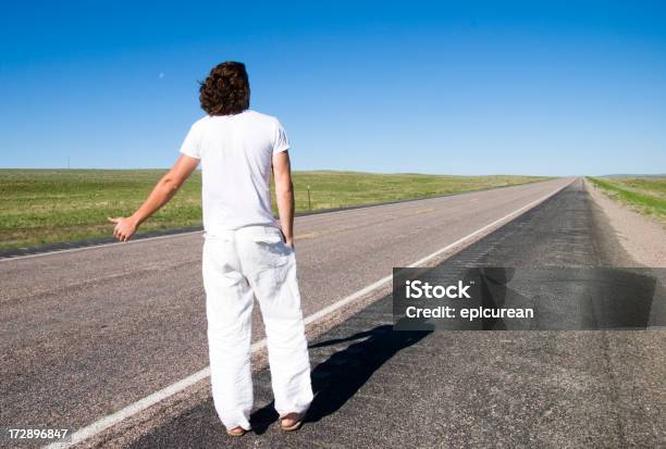 Em Estrada - Fotografias de stock e mais imagens de Abandonado - Abandonado, Ao Ar Livre, Ausência