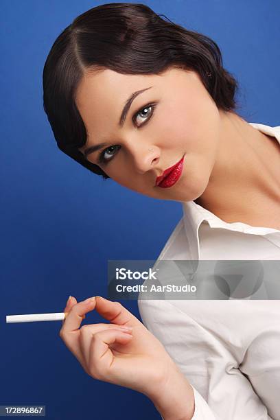 Mujer Para Fumadores Foto de stock y más banco de imágenes de 1920-1929 - 1920-1929, 20-24 años, 25-29 años