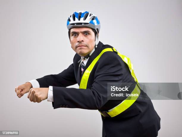 Hombre En Un Traje Usando Cinta Reflectante Y Casco Foto de stock y más banco de imágenes de Andar en bicicleta