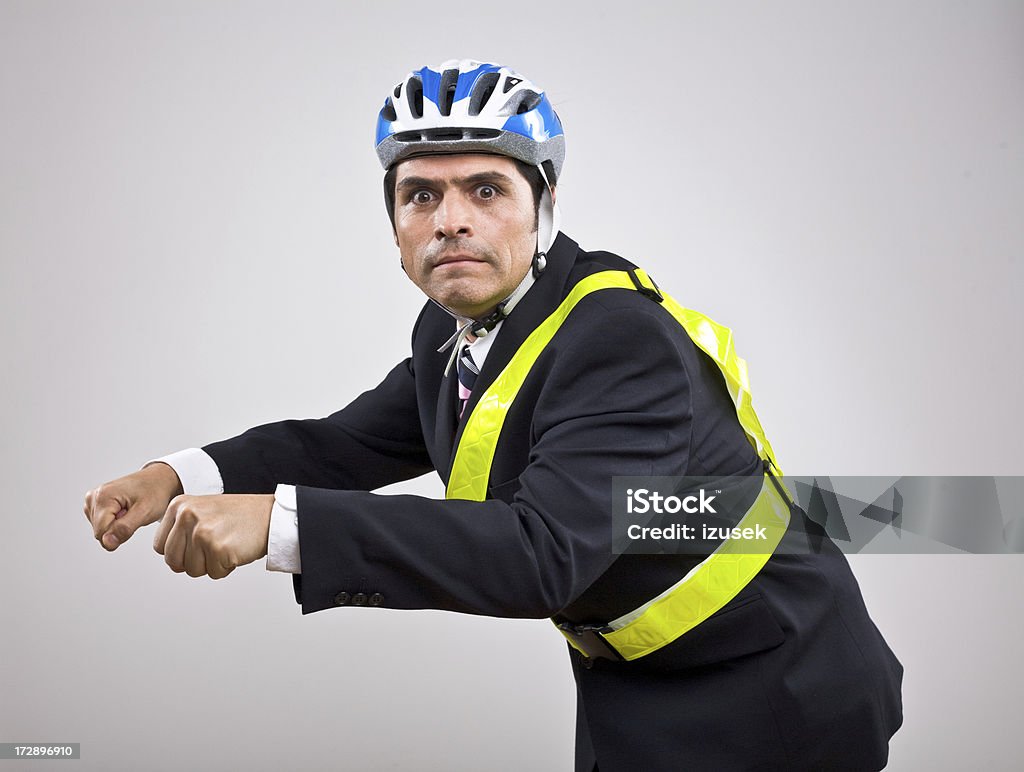 Uomo in un vestito che indossa casco e cintura riflettente - Foto stock royalty-free di Ciclismo