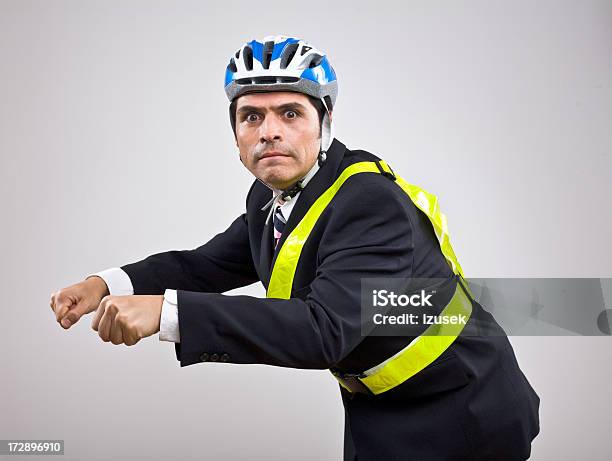 Uomo In Un Vestito Che Indossa Casco E Cintura Riflettente - Fotografie stock e altre immagini di Ciclismo