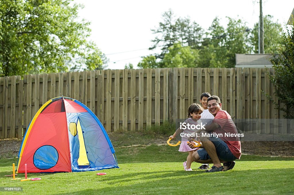 Famiglia divertimento all'aperto - Foto stock royalty-free di Giardino domestico