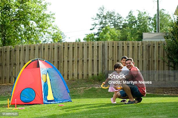 Famiglia Divertimento Allaperto - Fotografie stock e altre immagini di Giardino domestico - Giardino domestico, Bambino, Giocare