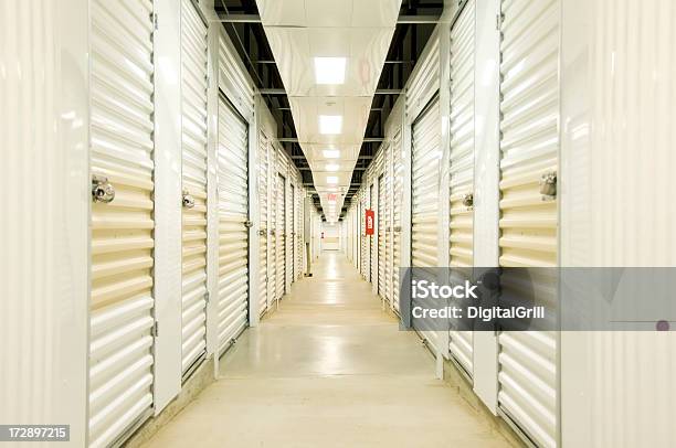 Storage Massima Hall - Fotografie stock e altre immagini di Self-storage - Self-storage, Porta, Scompartimento di immagazzinaggio