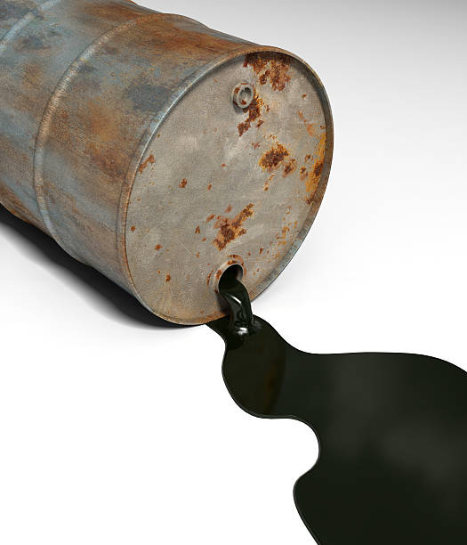 vazamento de óleo - oil slick pouring chemical oil - fotografias e filmes do acervo
