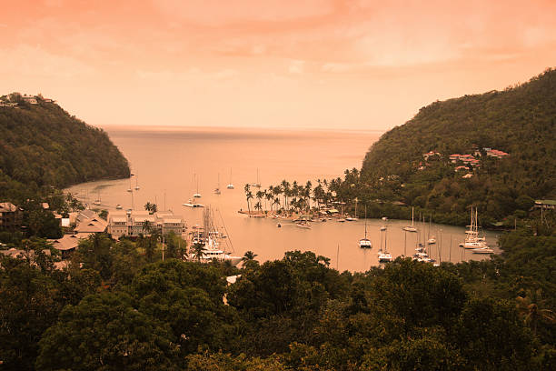 marigot-bucht bei sonnenuntergang - st lucia bay caribbean marigot bay stock-fotos und bilder