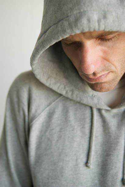 物思いに沈んで男性グレイ hoody ふさぎこむ - praying disappointment men grief ストックフォトと画像