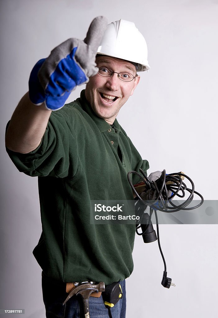 Felice Operaio manuale è positeve sul suo lavoro - Foto stock royalty-free di Adulto