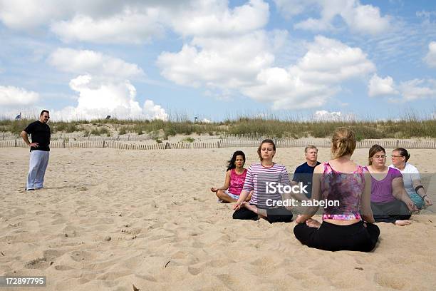 Photo libre de droit de Yoga Real Femmes banque d'images et plus d'images libres de droit de Activité de loisirs - Activité de loisirs, Adulte, Adulte d'âge moyen