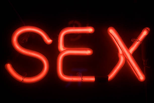 sex mensagem em vermelho sinal de néon - sex district imagens e fotografias de stock