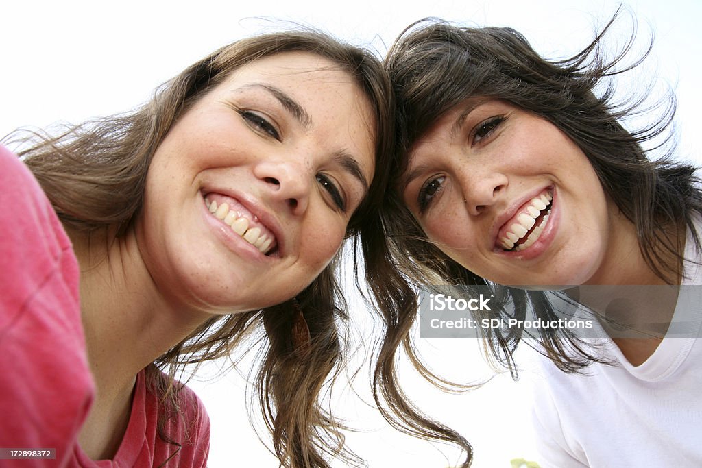 Sorridente feliz diversão mulheres jovens se reúnem - Foto de stock de 16-17 Anos royalty-free