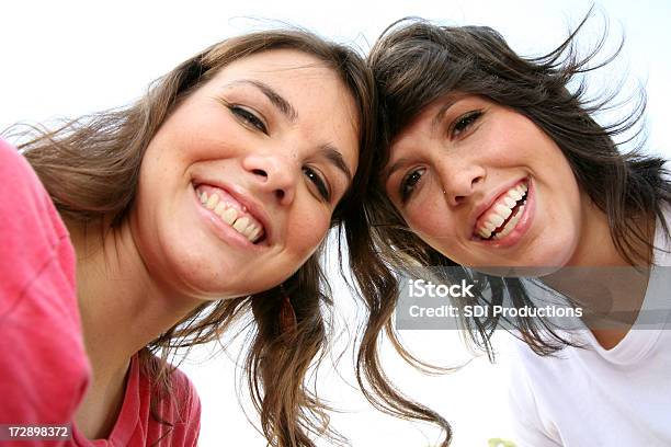 Jovem Sorridente Feliz Divertido Mulheres Participam - Fotografias de stock e mais imagens de 16-17 Anos