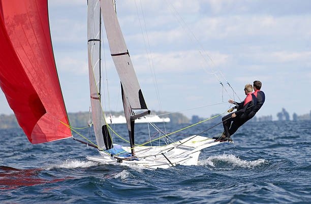 carrera de barcos - sailboat race fotografías e imágenes de stock