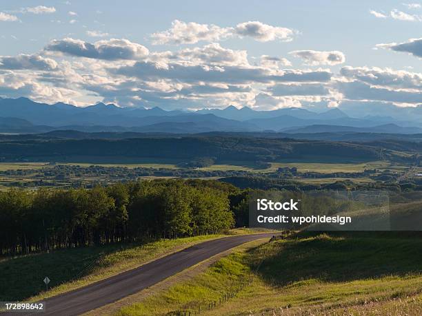 De Montanhas Foothills Ranch - Fotografias de stock e mais imagens de Agricultura - Agricultura, Alberta, Azul