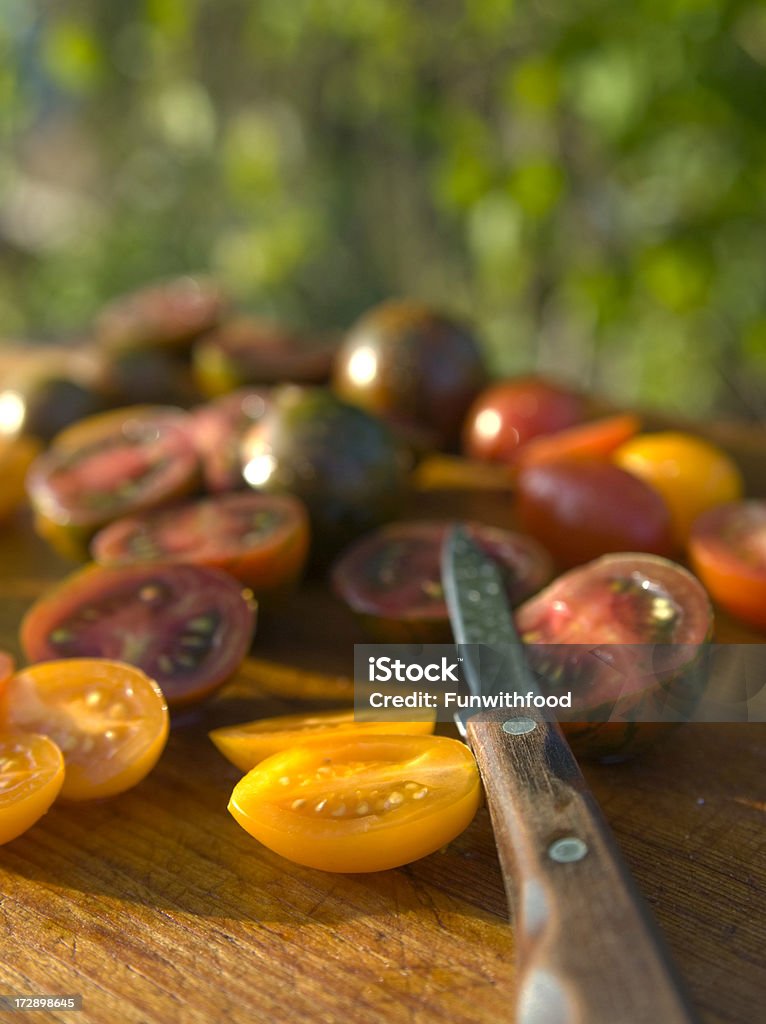 Cocinar producto local, Heirloom Tomates en rodajas de una ensalada de verano la cena - Foto de stock de Alimento libre de derechos