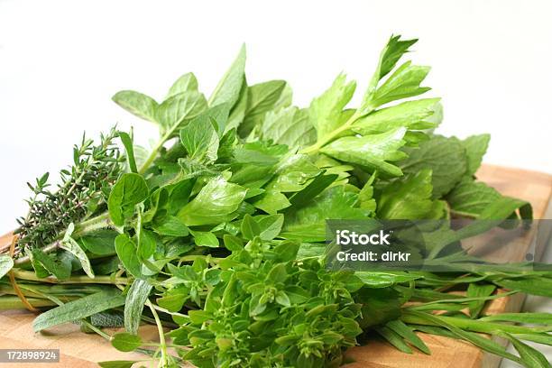 Plantas Aromáticas Frescas - Fotografias de stock e mais imagens de Aipo - Aipo, Alimentação Saudável, Amontoar