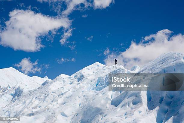 Solo En La Naturaleza Foto de stock y más banco de imágenes de Adulto - Adulto, Aire libre, Andar