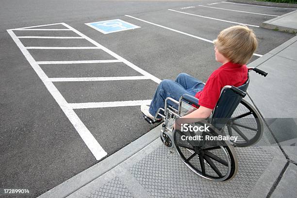 Espaço De Estacionamento Apenas De Cadeira De Rodas - Fotografias de stock e mais imagens de A caminho