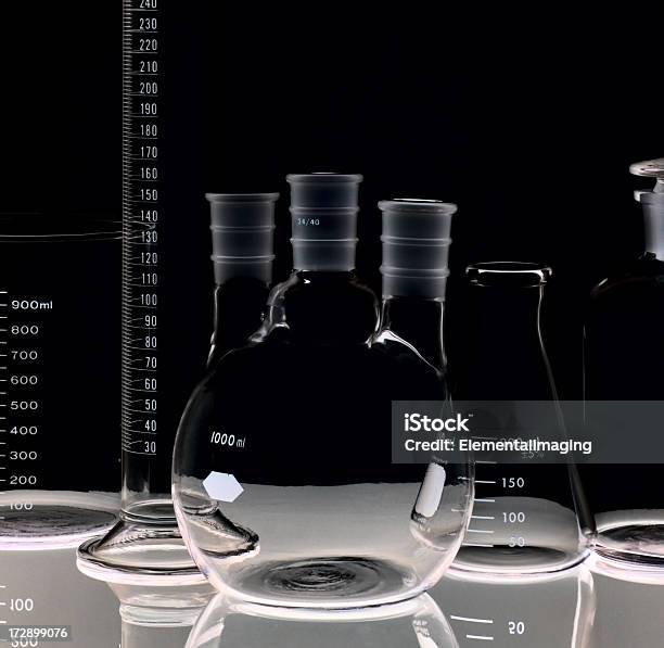 Retroiluminado De Vidrio De Laboratorio Foto de stock y más banco de imágenes de Agua - Agua, Clase de quimica, Matraz