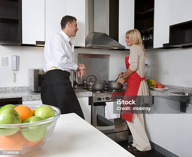 Photo libre de droit de Couple Heureux Dans La Cuisine banque d'images et plus d'images libres de droit de Adulte - Adulte, Aliment, Ameublement