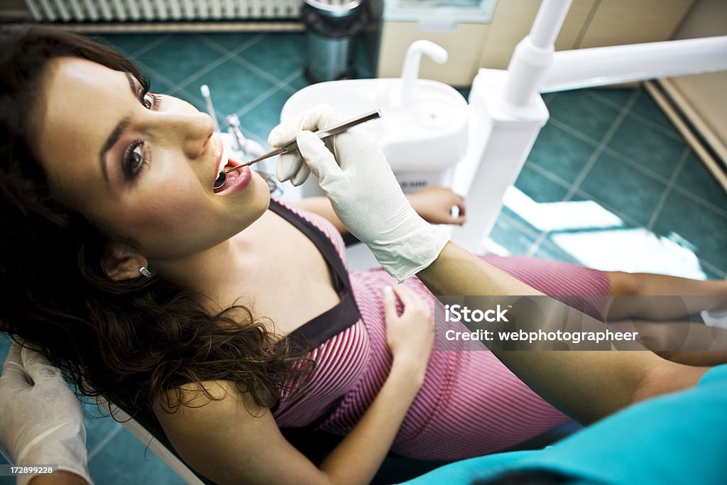 Presso il dentista - Foto stock royalty-free di Adulto