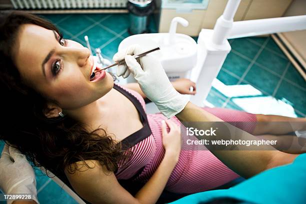 Presso Il Dentista - Fotografie stock e altre immagini di Adulto - Adulto, Adulto di mezza età, Ambulatorio dentistico