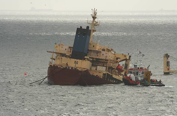 relitto di nave - storm sailing ship sea shipwreck foto e immagini stock