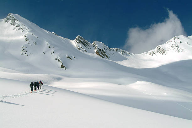 skitouren in den kanadischen rockies - telemark skiing stock-fotos und bilder