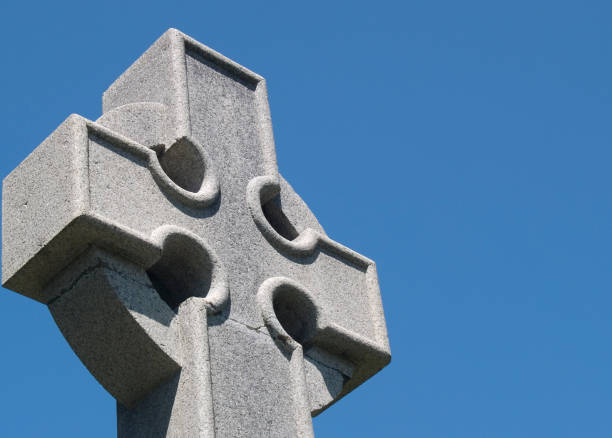 кельтский крест - wales stone cross religion стоковые фото и изображения