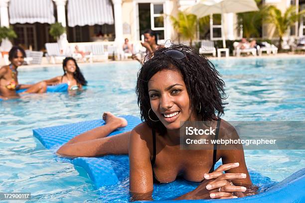 Glückliche Frau Stockfoto und mehr Bilder von Schwimmbecken - Schwimmbecken, Afrikanischer Abstammung, Afro-amerikanischer Herkunft