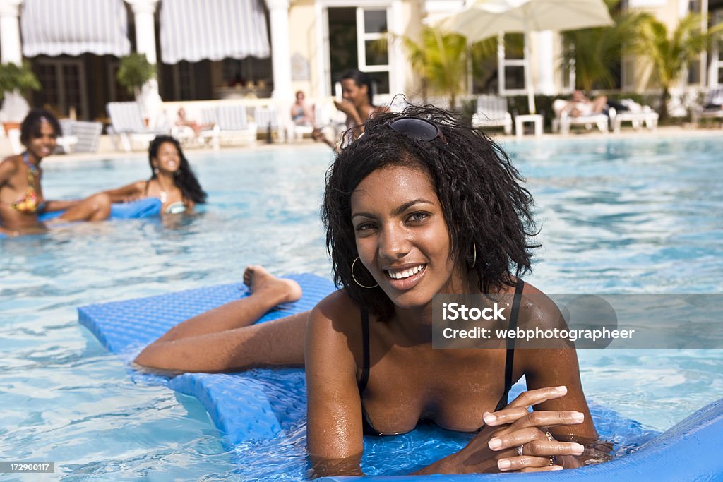 幸せな女性 - プールのロイヤリティフリーストックフォト