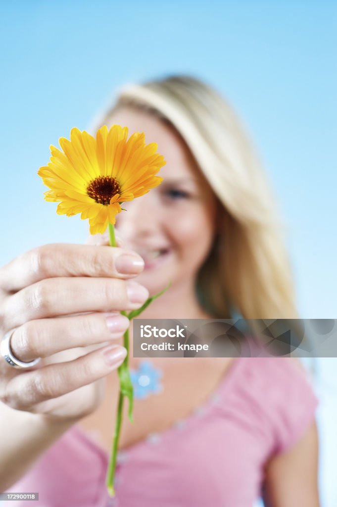 Mulher com flor - Foto de stock de Figurantes Incidentais royalty-free