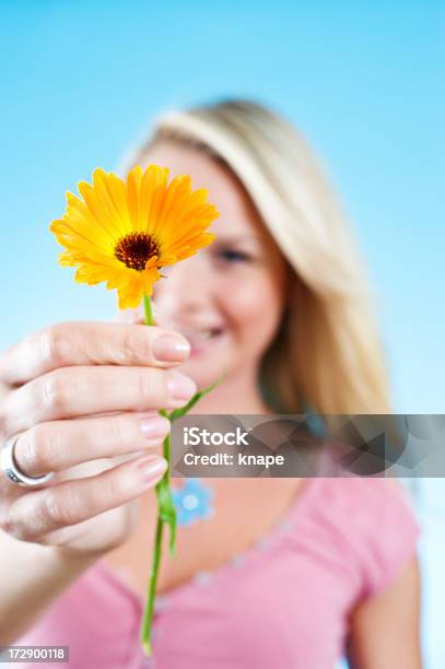 Foto de Mulher Com Flor e mais fotos de stock de Figurantes Incidentais - Figurantes Incidentais, Flor, Presente