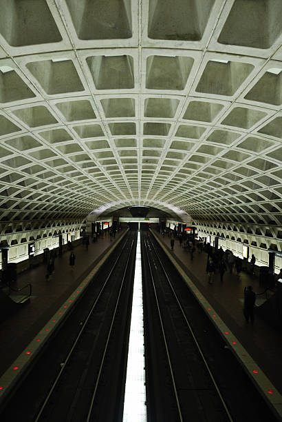 ponto de vista do metro - vertical washington dc usa station imagens e fotografias de stock