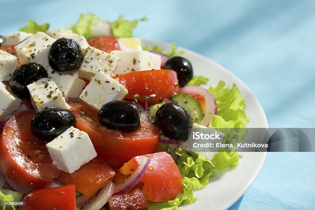 Salada grega em luz Fundo azul - Foto de stock de Cubo royalty-free