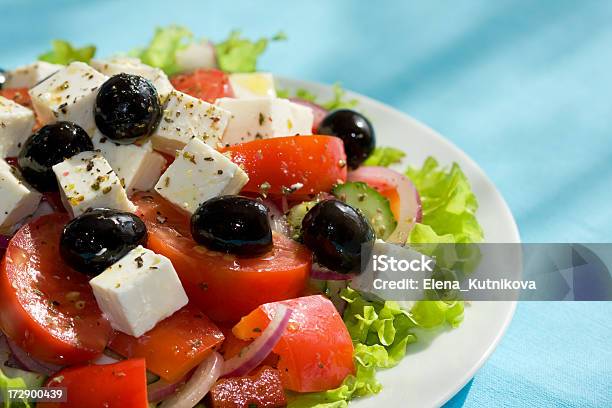 Foto de Salada Grega Em Luz Fundo Azul e mais fotos de stock de Cubo - Cubo, Queijo Feta, Salada Grega