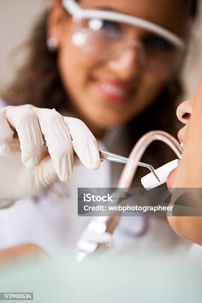 Zahnarzt Bei Der Arbeit Stockfoto und mehr Bilder von Anzahl von Menschen - Anzahl von Menschen, Arbeiten, Arbeitsstätten