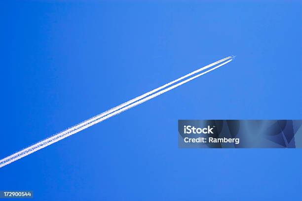Fumo De Avião - Fotografias de stock e mais imagens de Avião - Avião, Avião Comercial, Azul