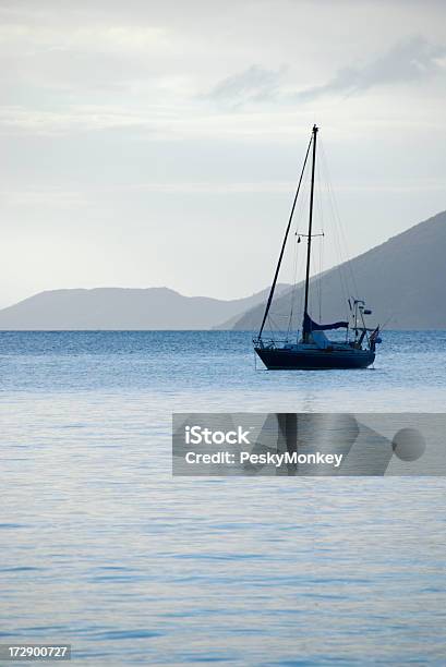 Segelschiff Ankern In Ruhigen Bucht Stockfoto und mehr Bilder von Abenddämmerung - Abenddämmerung, Abenteuer, Blau