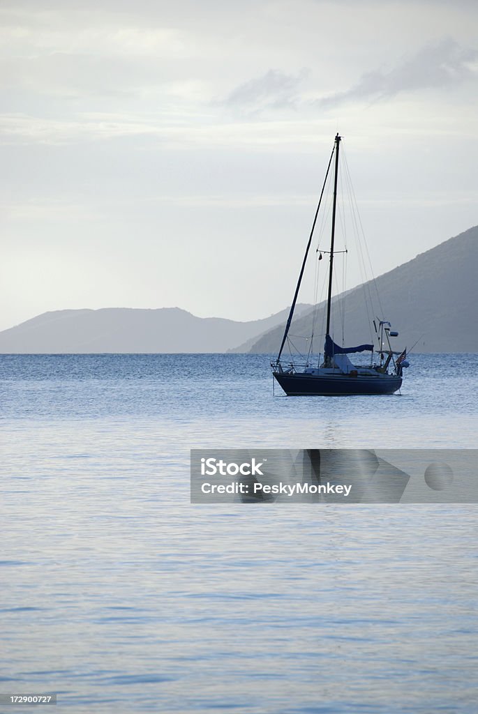 Barca a vela ormeggiate nel tranquillo Bay - Foto stock royalty-free di Acqua