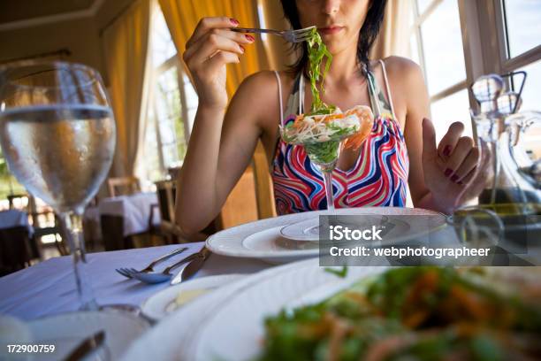 Scampi Con Verdura Fresca - Fotografie stock e altre immagini di Adulto - Adulto, Adulto di mezza età, Affamato