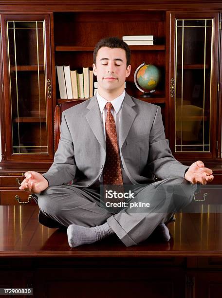 Homem De Negócios Tem Uma Quebra De Meditação - Fotografias de stock e mais imagens de Fato - Fato, Ioga, Praticar