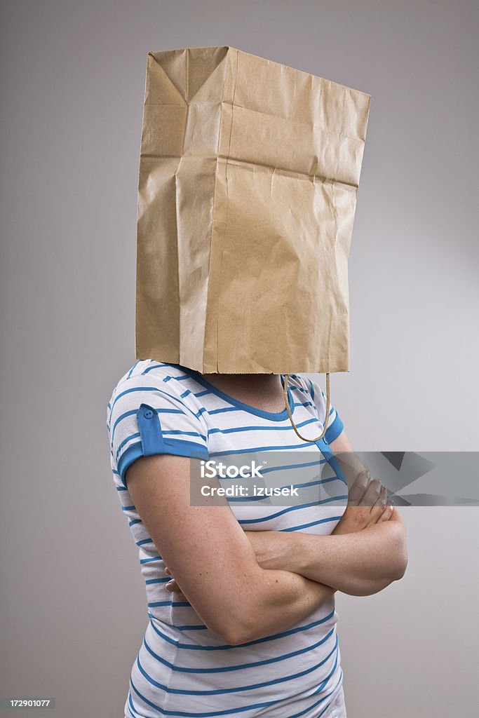 Kobieta z papieru torby na głowę - Zbiór zdjęć royalty-free (Papierowa torba)
