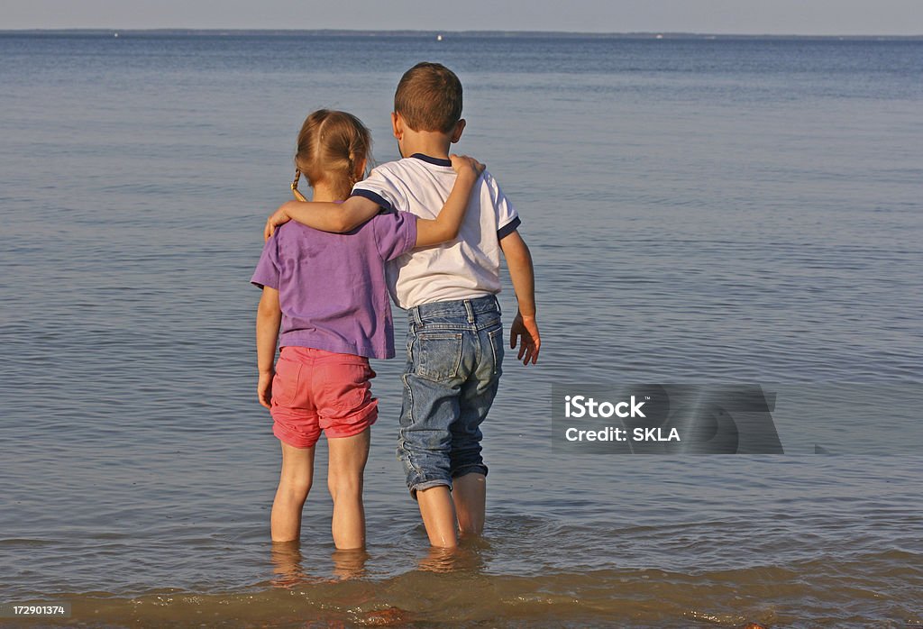 Amis/Enfants jouant dans l'eau - Photo de Chesapeake Bay libre de droits