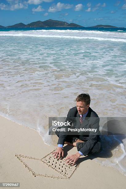 Uomo Daffari Seduto Su Una Spiaggia Tropicale Di Sabbia Lavorando Su Computer - Fotografie stock e altre immagini di Affari