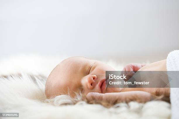 Foto de Bebê Recémnascido Dormir e mais fotos de stock de Criança - Criança, Pelo de Carneiro, 0-1 Mês