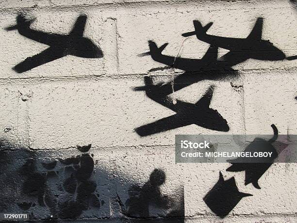 Aviões De Guerra Bombas - Fotografias de stock e mais imagens de Avião - Avião, Grafite - Produto Artístico, Acidentes e Desastres